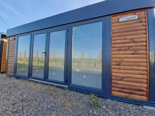Module Préfabriqué de 13 m2 – Bardage Bois, Toit Plat + Façade Vitrée – Image 2