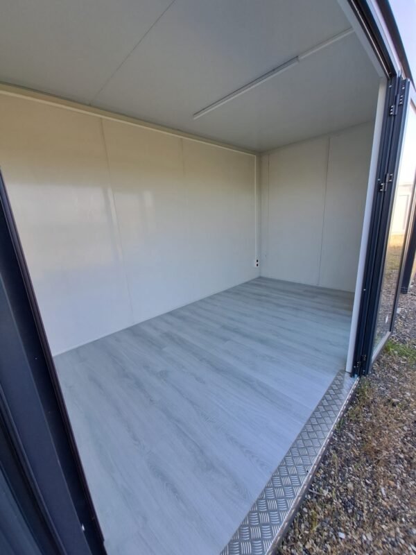 Module Préfabriqué de 13 m2 – Bardage Bois, Toit Plat + Façade Vitrée – Image 6