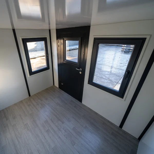 Container bureau anthracite 4x2m avec double porte et fenêtre – Image 4